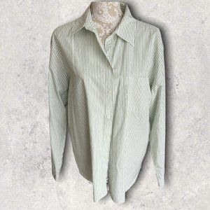 Men’s Gap Button Down shirt in Green stripped design size XL.